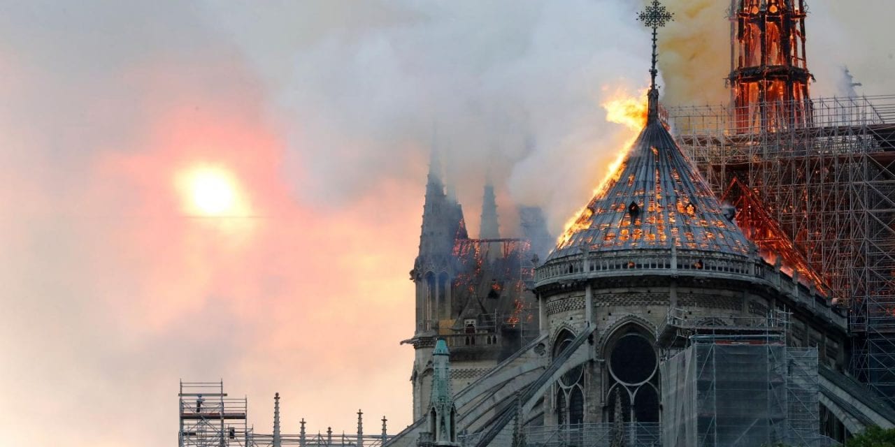 Il Papa in preghiera: vicino alla Francia e ai pompieri eroi